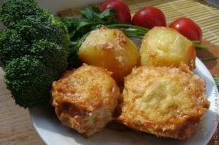 Meatballs in the oven in sour cream sauce and gravy - recipes with potatoes, rice and buckwheat