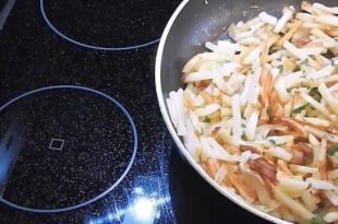 Recept na vyprážané zemiaky s cibuľou na panvici s fotografiou